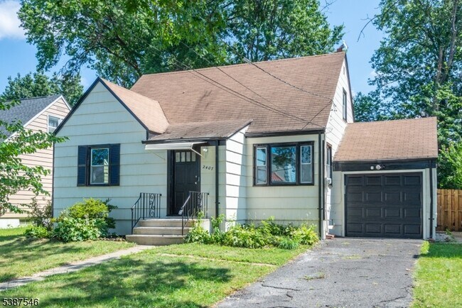 Building Photo - 2407 Dorchester Rd