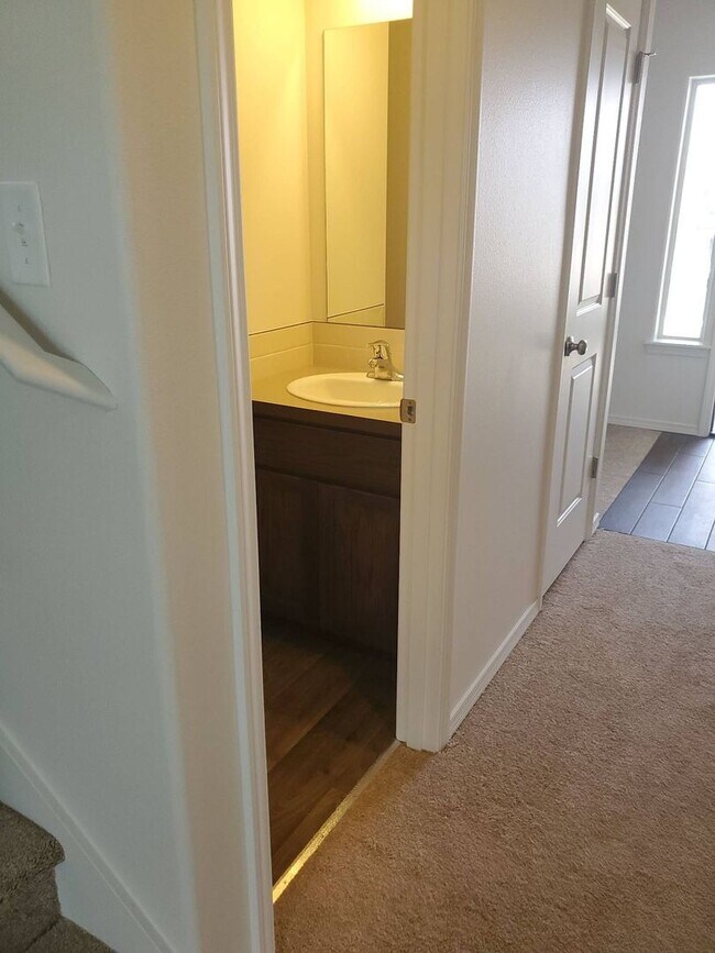 Building Photo - 4 bed 2.5 bath home in Mae Valley area of Moses Lake
