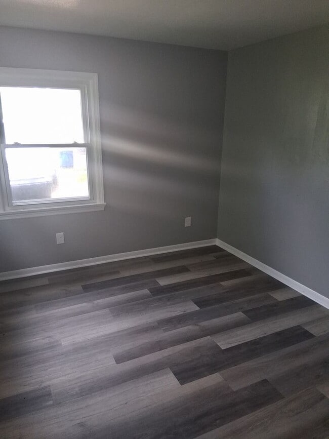 Building Photo - Great 4 bed 1.5 bath close to everything &...