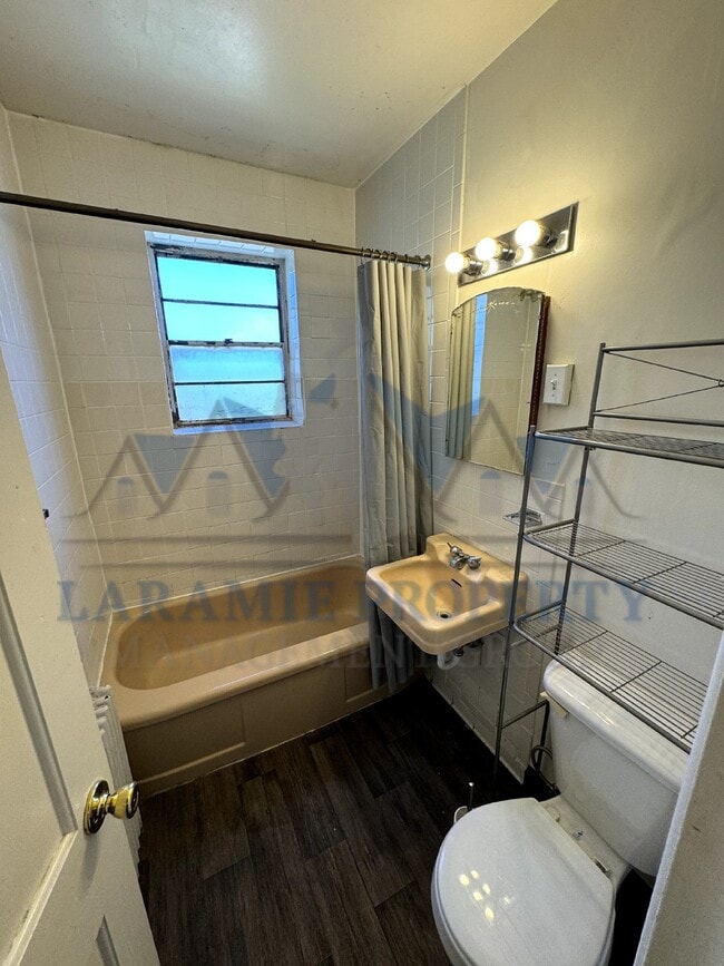 Building Photo - 1 bedroom apartment near UW