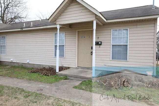Building Photo - Recently renovated 2 bed, 1 bath apt - washer, dryer and utilities included!! HUD accepted!