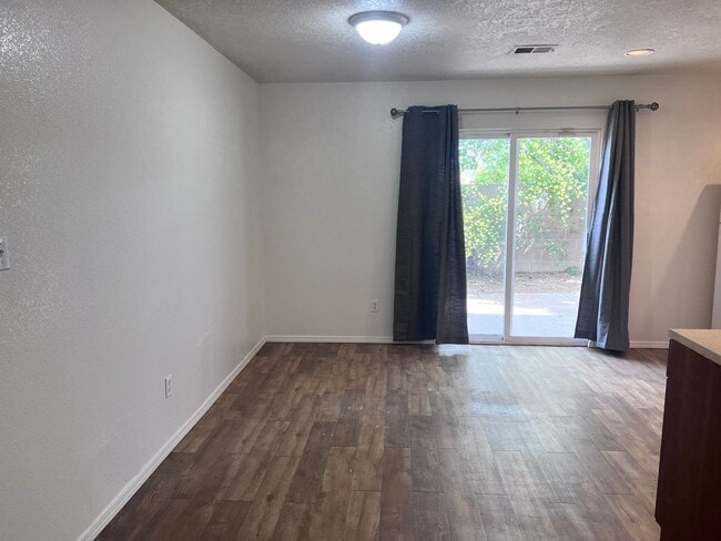 Building Photo - Nice 3 Br, 2 Ba, 2 CG, near Alameda and Louisiana