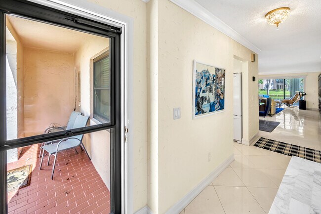 Building Photo - 9285 Vista del Lago