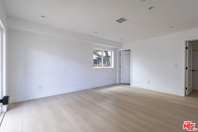 Building Photo - 11810 Gilmore St