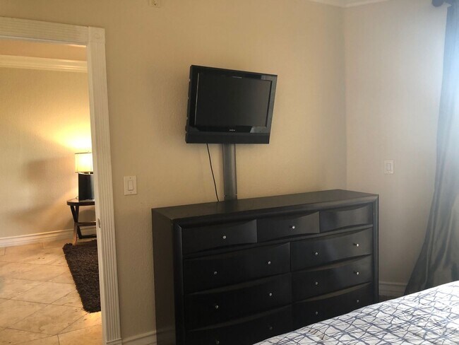 Building Photo - Meridian 2 BDR /2 BATH Luxury Condo - RESO...