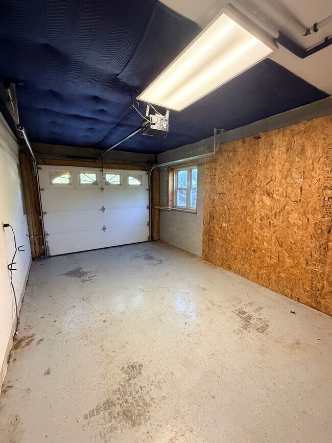 Building Photo - Spacious 3 Bed, 3.5 Bath Home - Convenient Mars Hill Location