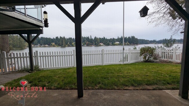 Building Photo - Huge waterfront home, fully furnished, boa...