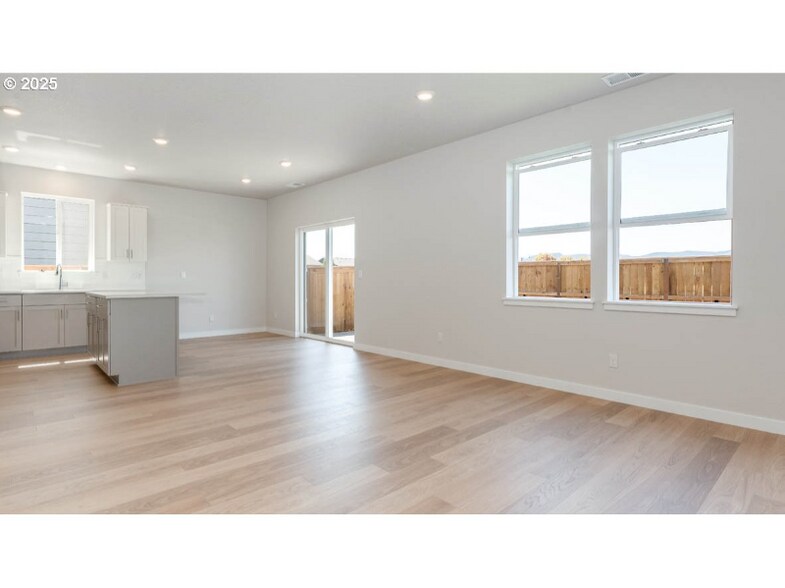 Building Photo - 9212 SE Azalea St