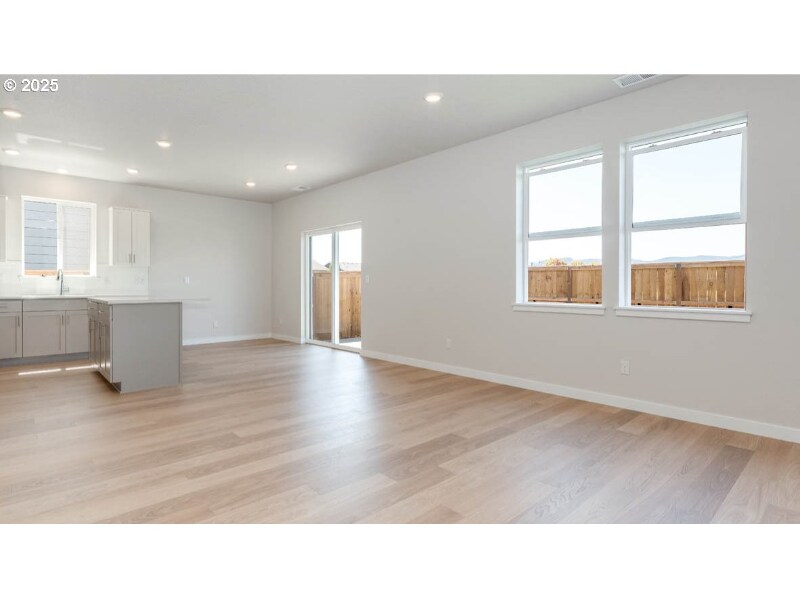 Building Photo - 9212 SE Azalea St