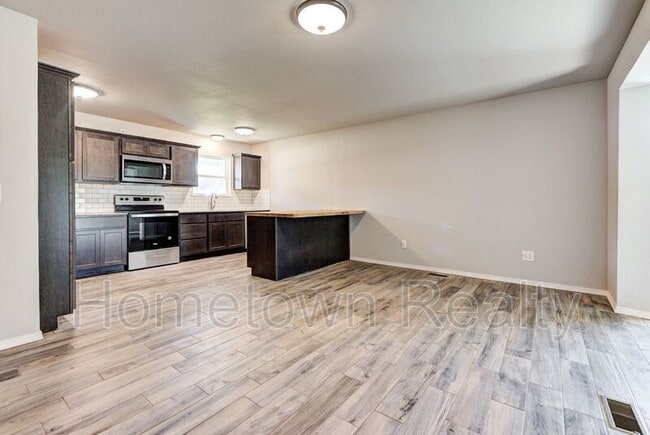 Building Photo - 606 Oak Creek Dr