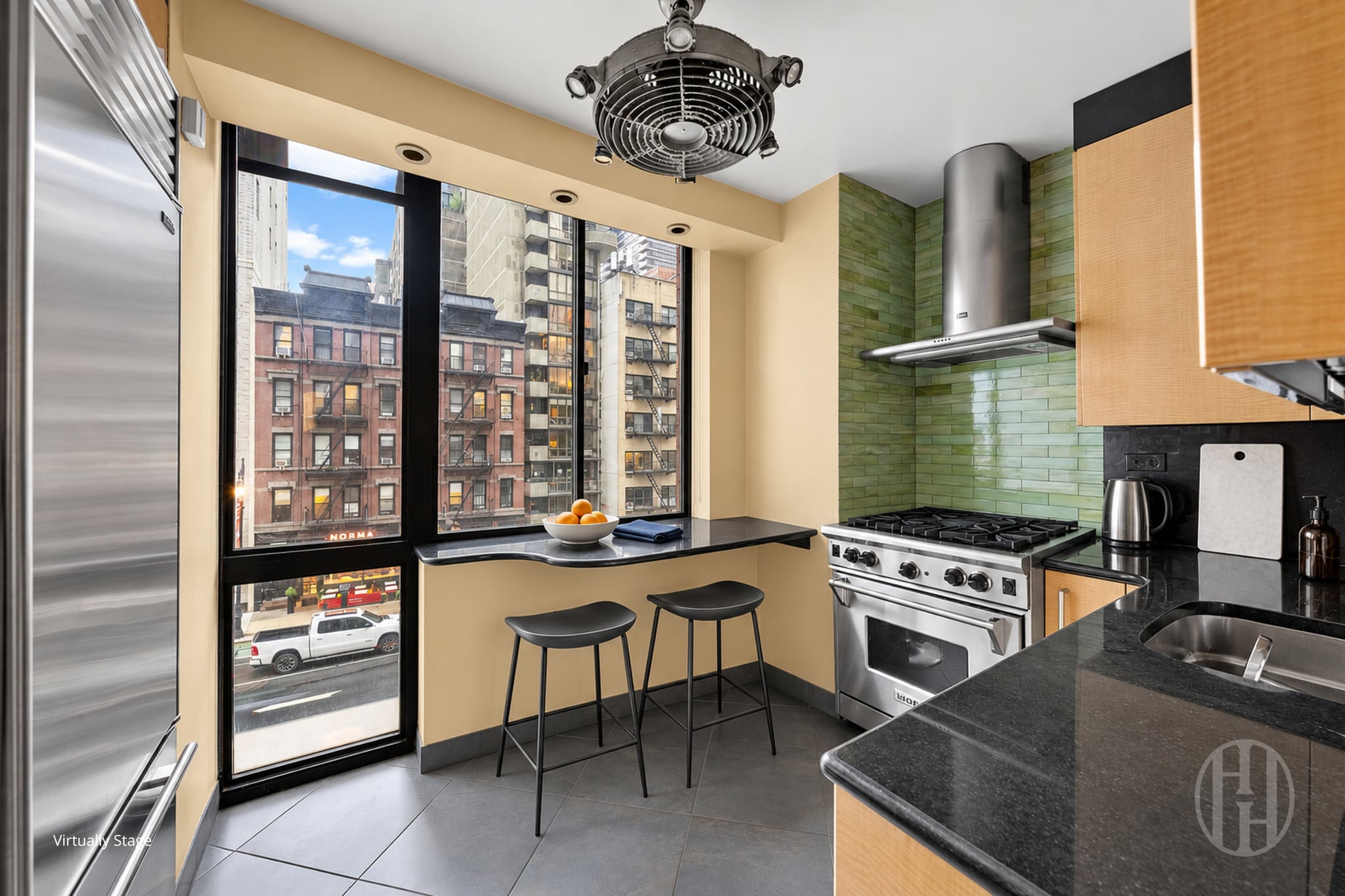 Building Photo - 255 E 49th St