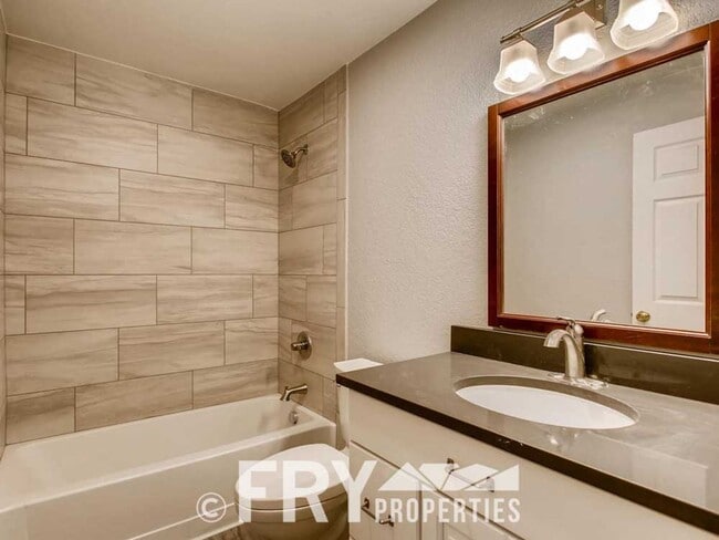 Building Photo - 610 Logan St