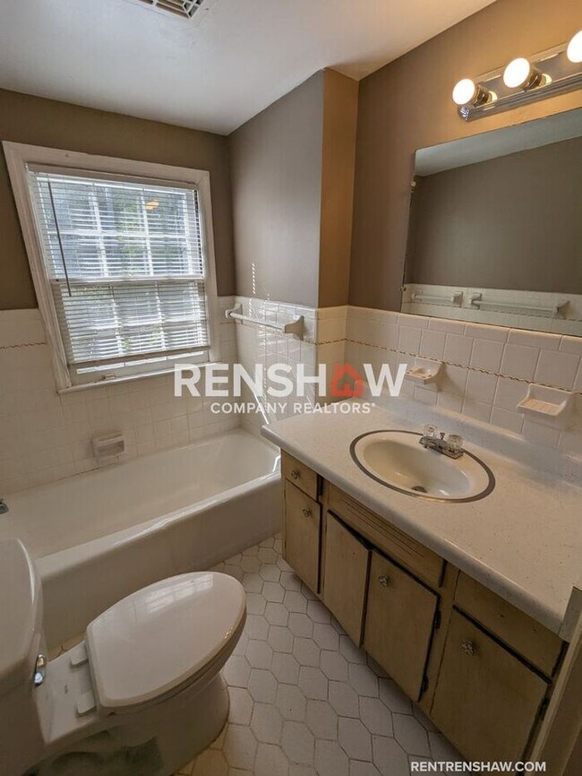 Building Photo - Convenient, 3/2 Home In East Memphis Now A...