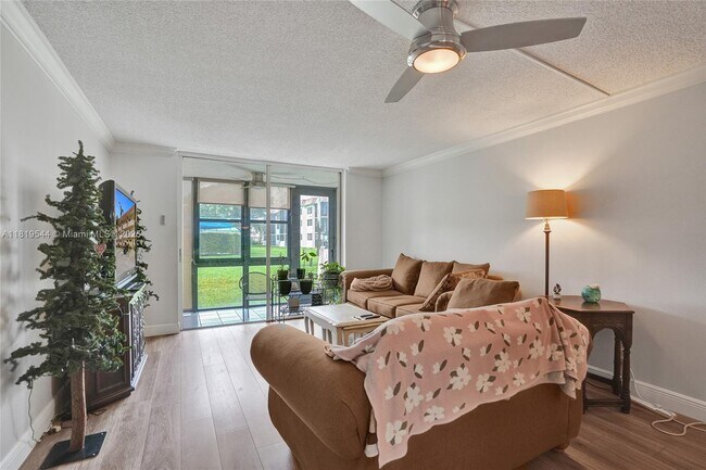 Building Photo - 9410 N Hollybrook Lake Dr