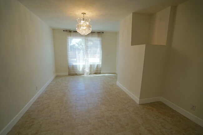 Building Photo - 4 Bedroom Rental Home in Santa Clarita.