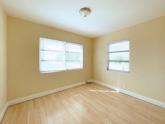 Building Photo - Spacious 2 Bedroom/ 1 Bath Available NOW!