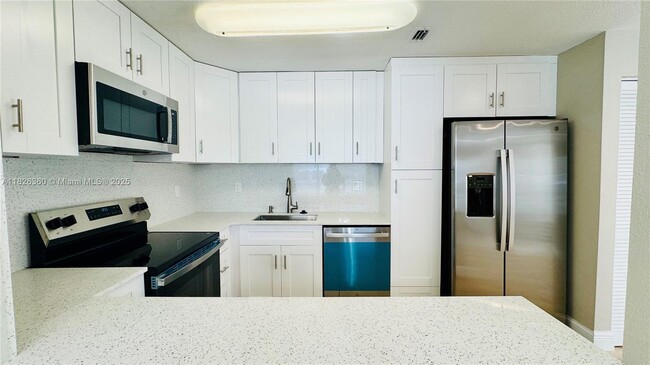 Building Photo - 531 SW 38th Terrace