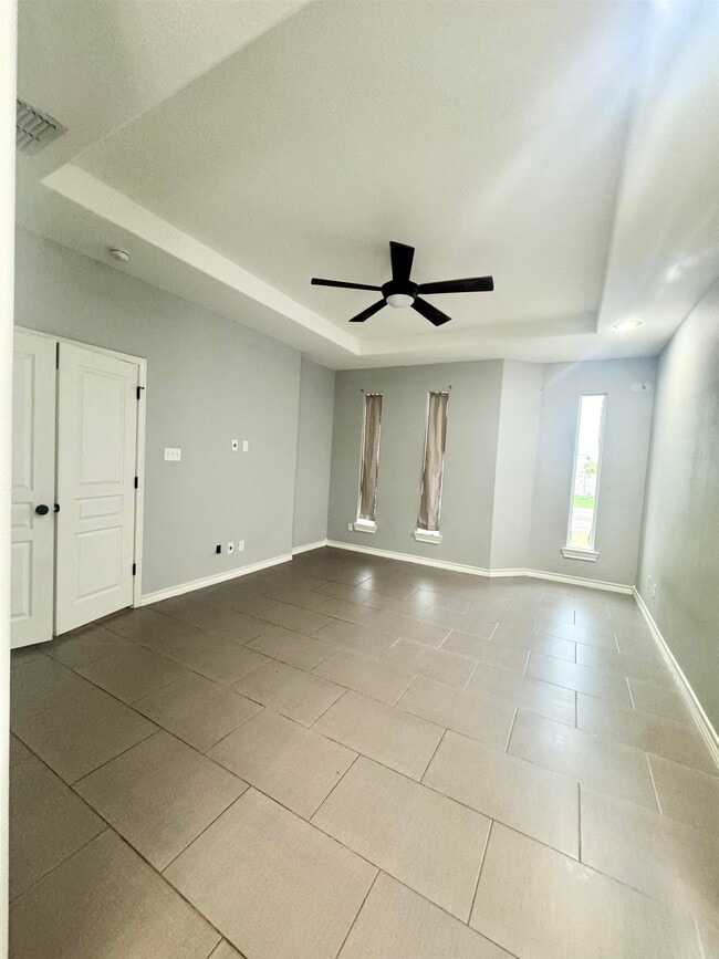 Building Photo - 203 Desert Palm Dr