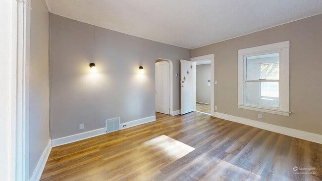 Building Photo - 2818 E 119th St