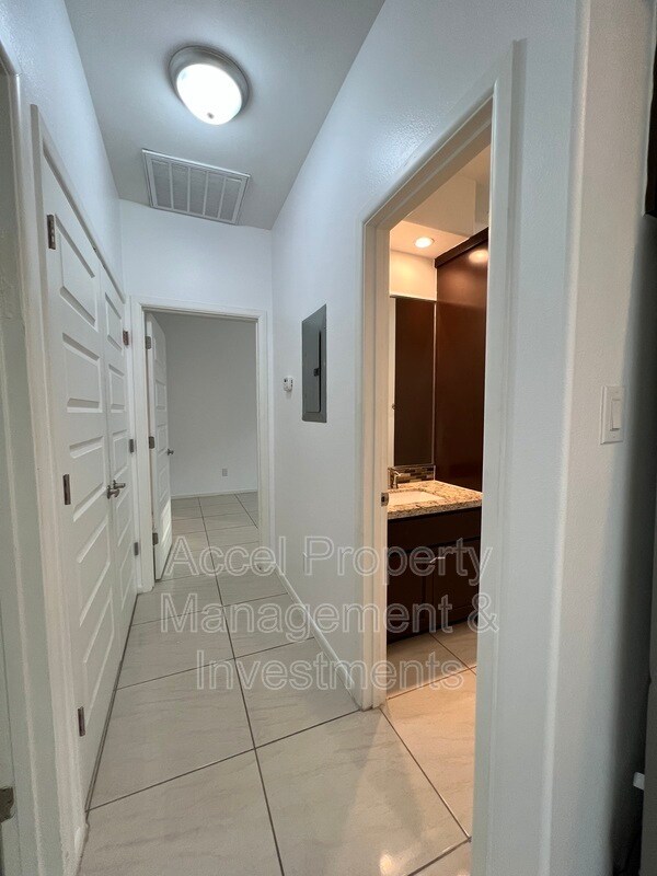 Building Photo - 214 Fig Dr