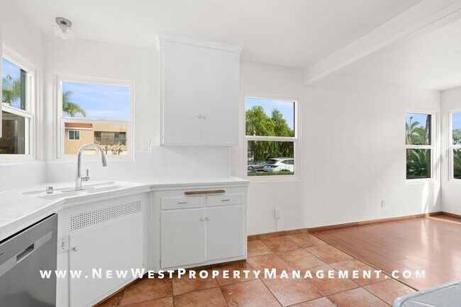 Building Photo - Recently Renovated University Heights 2 Bed 1 Bath with 2 off-street parking spaces! Pet OK!