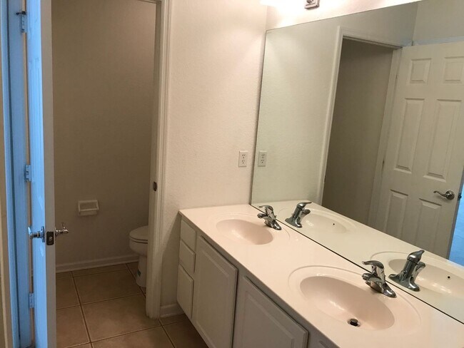 Building Photo - Beautiful 2 bed 2 bath Townhome in Gated Community