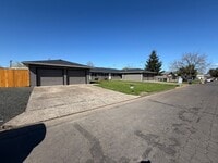 Building Photo - Newly Remodeled 2 Bedroom!