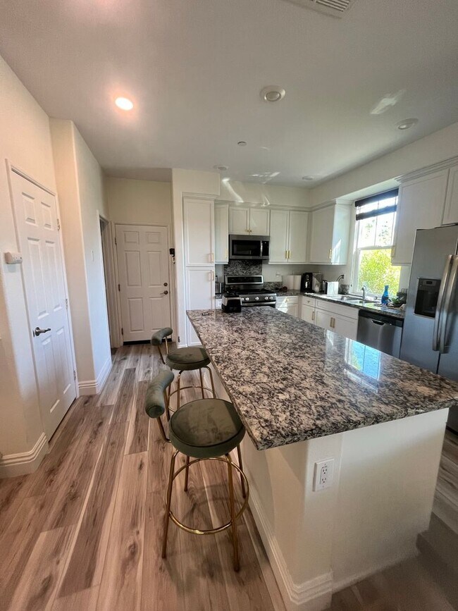 Building Photo - Spacious 4 Bed | 2-Story Townhome in Lake Pointe near Eastlake Vistas