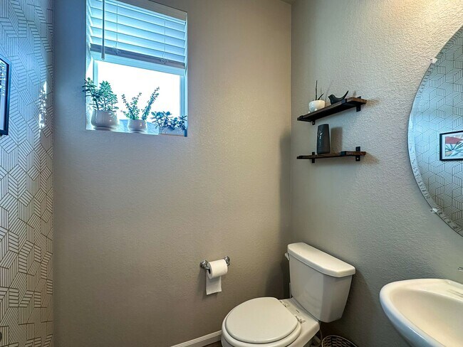 Building Photo - Almost Brand New Meadowlark 4bd 3.5ba home