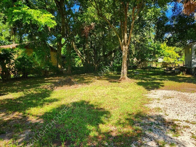 Building Photo - Charming 2 Bedroom Home With Sunroom And Storage