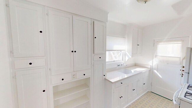 Building Photo - Unfurnished One Bedroom for Rent in Corona...