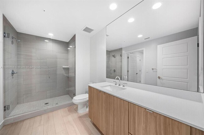 Building Photo - 555 NE 8th St