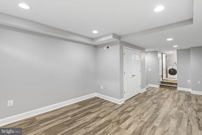 Building Photo - 625 Savage St