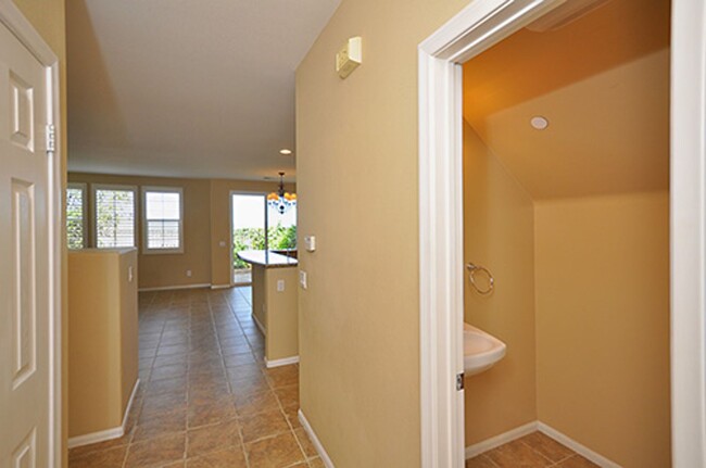 Building Photo - Stunning 3 Bedroom Condo in San Marcos wit...