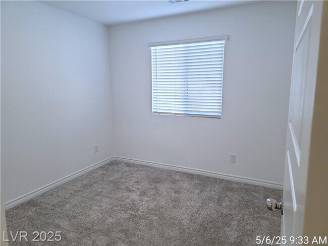 Building Photo - BRAND NEW 3 BED, 2.5 BATH TOWNHOME IN NW L...