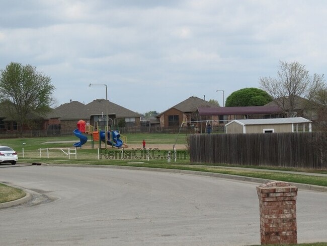 Building Photo - East side Moore 3 Bed 2 Bath no carpets