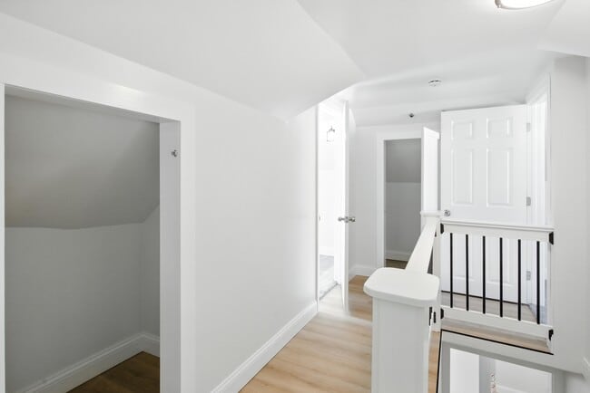 Building Photo - 429 W Bernhard Ave