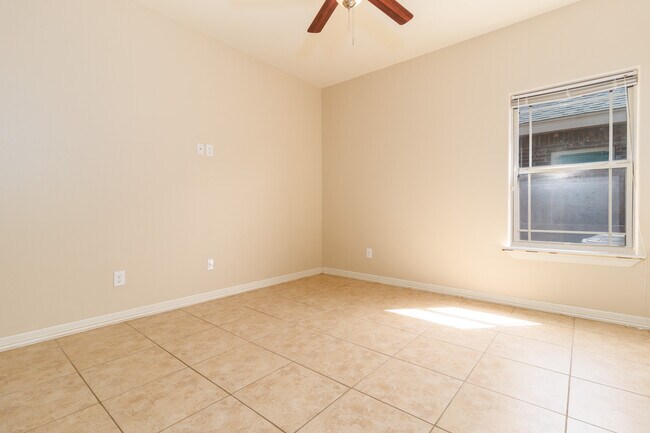 Building Photo - 2706 E Garfield Ave