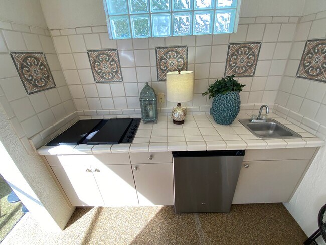 Building Photo - Gorgeous 3 + 2 Turnkey ANNUAL Lease w/Swim Spa & Large Private Screened in Patio In The Village o...