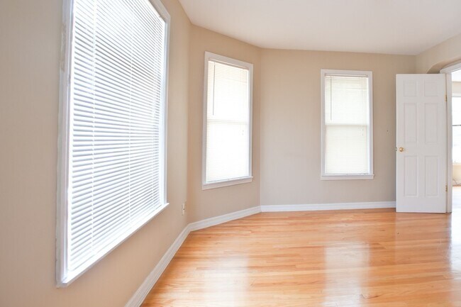 Building Photo - 8/1-$1745 – 3 BR with Laundry, Upper Flat Close to Lakefront and UWM - 2431 N Farwell