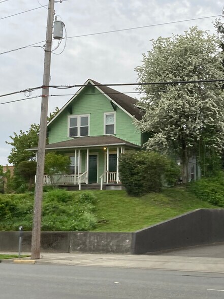 2 Bedroom/ 1 Bath Downstairs Unit - 908 4th Ave E