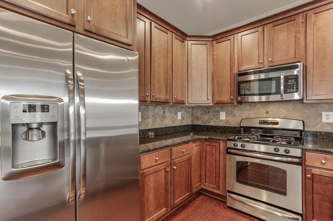 Building Photo - Gorgeous Townhome/Great Location!