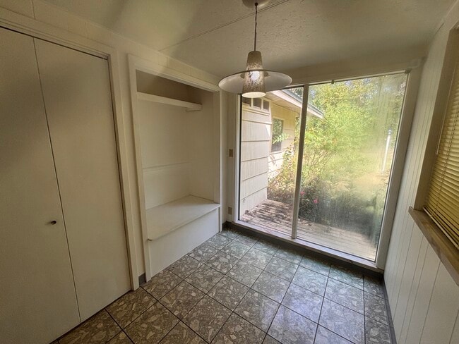 Building Photo - 920 Wesley Rd NW