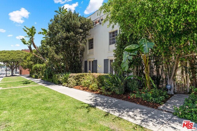 Building Photo - 420 S Beverwil Dr