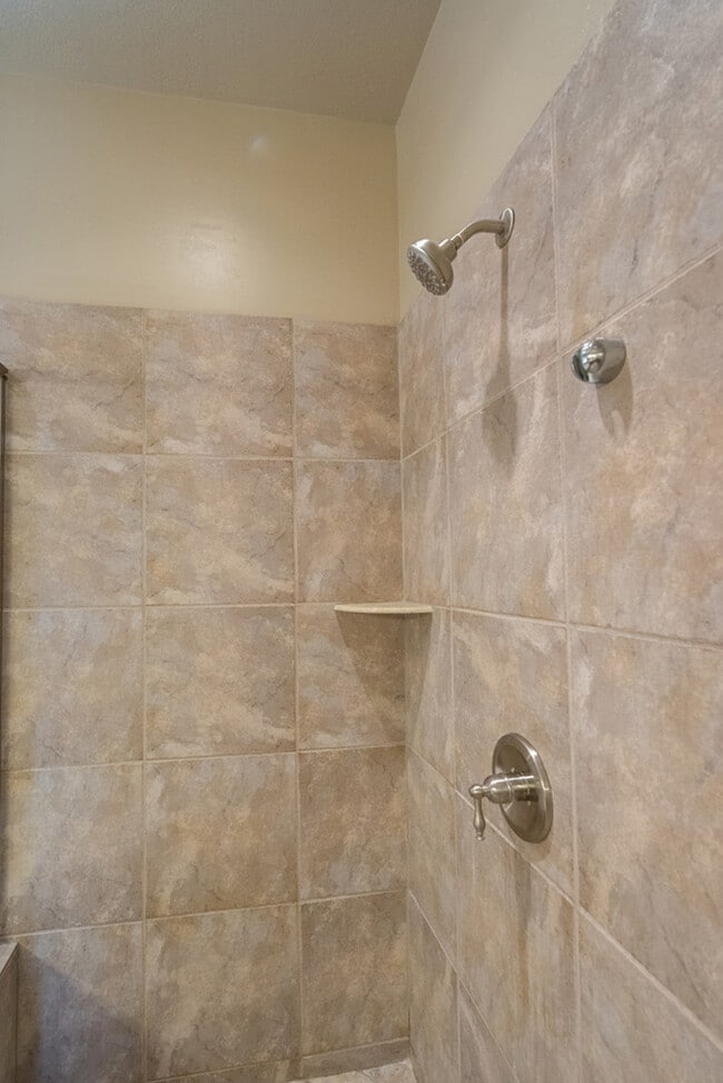 Building Photo - Beautiful St. George Home - Community Pool...