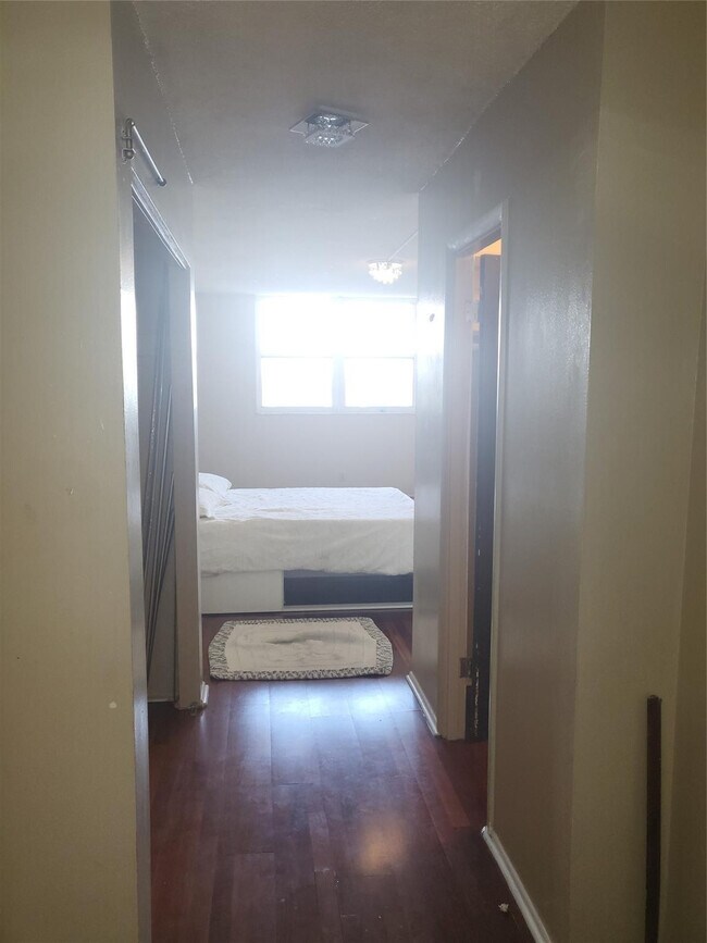 Building Photo - 1075 NE Miami Gardens Dr