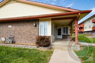 Building Photo - 2 Bedroom / 1 Bath Apartment