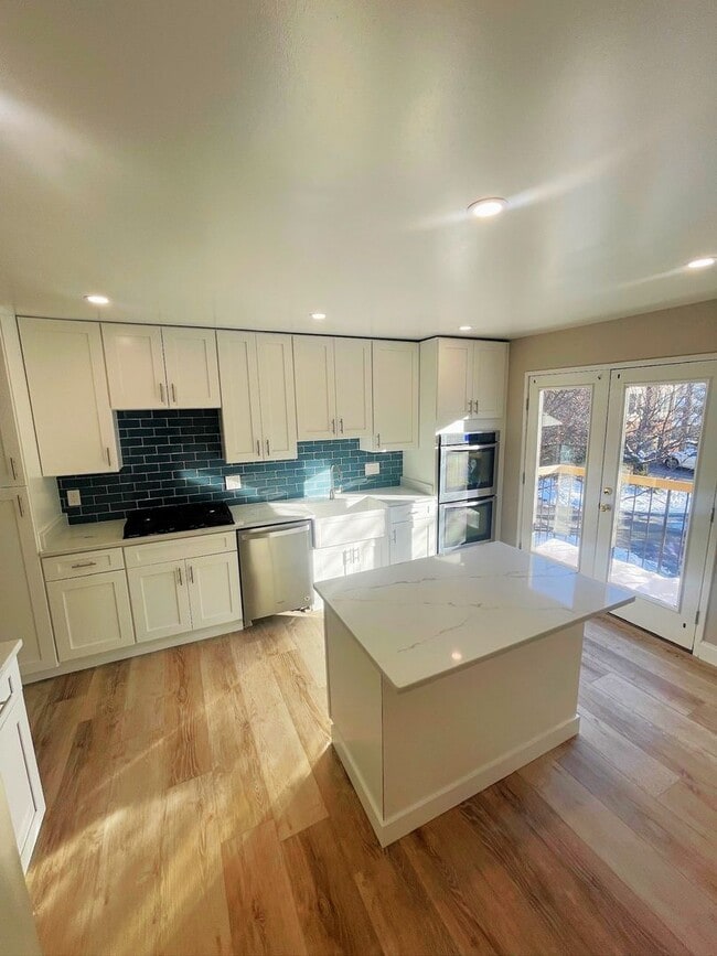 Building Photo - Newly Renovated 3 Level Townhome!