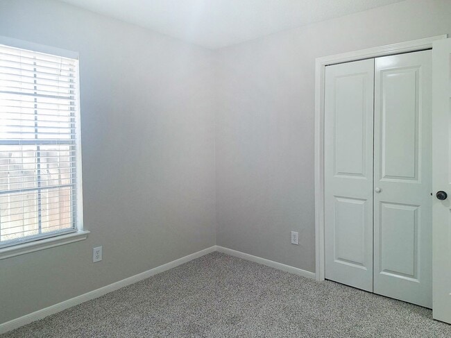 Building Photo - 175 Sylvan Forest Dr