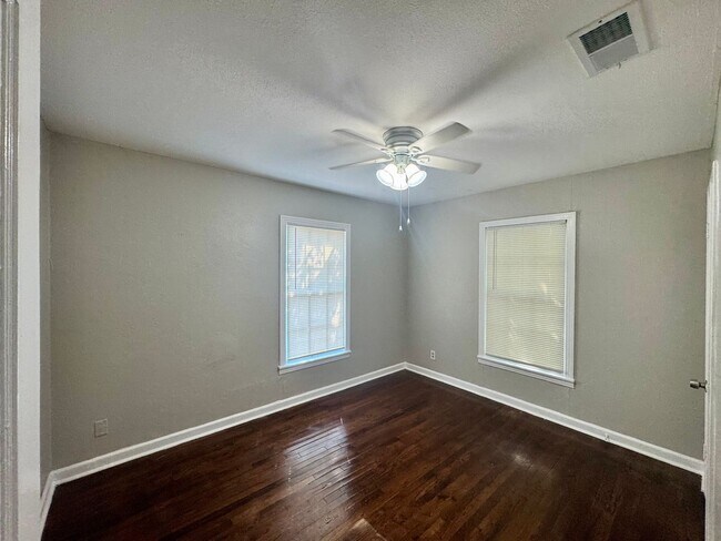 Building Photo - 3617 Bonnie Dr